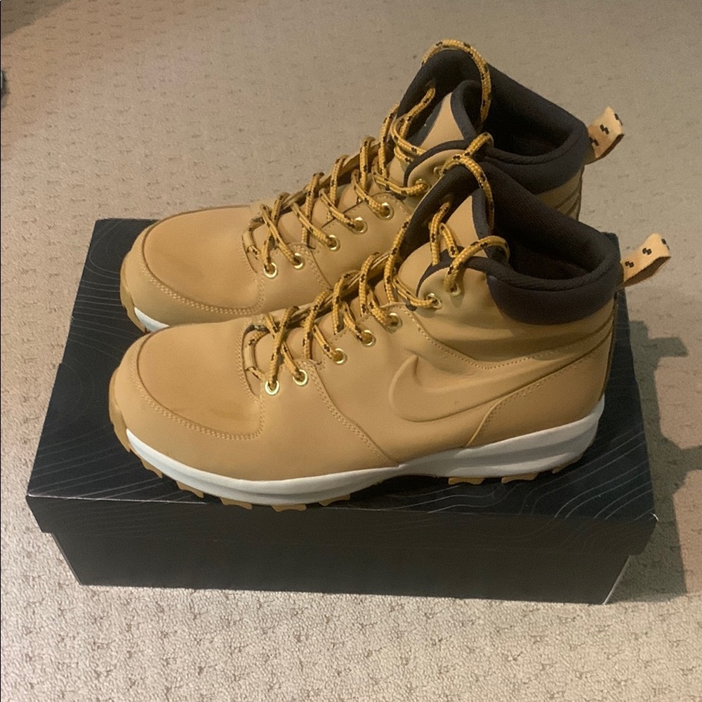 Nike Tan and Black Boots Rugged Design